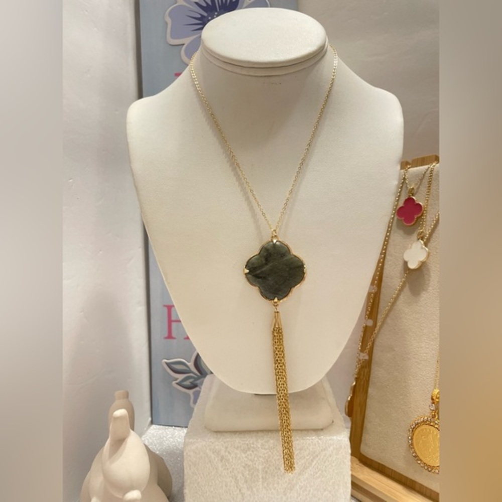 STATEMENT NECKLACE
